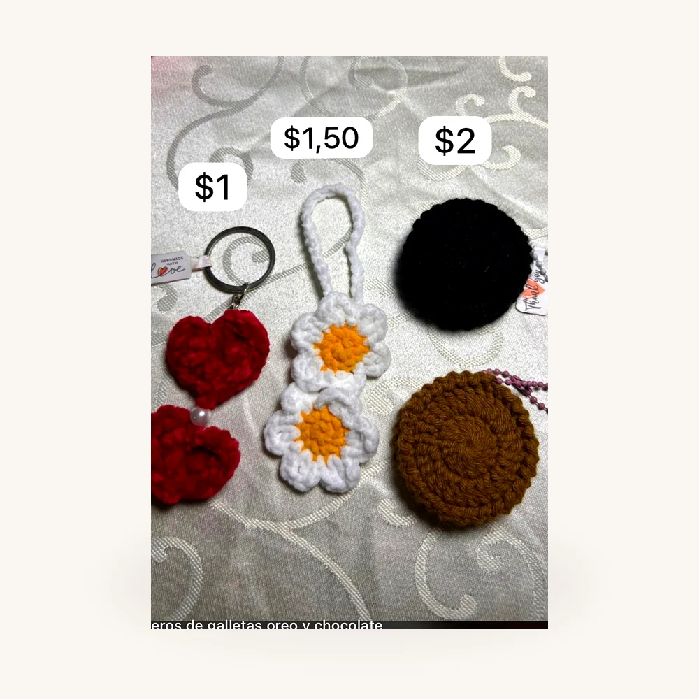 Llaveros tejidos variados