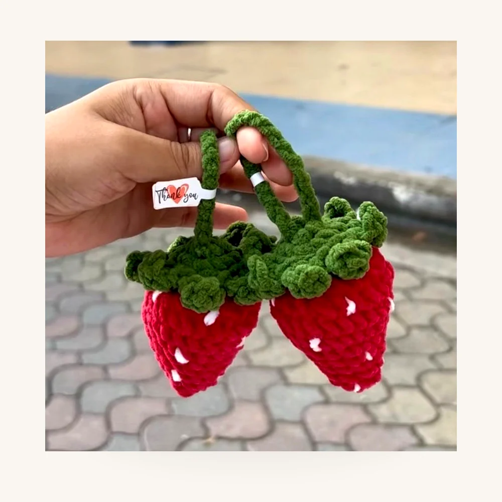 Fresas tejidas colgantes